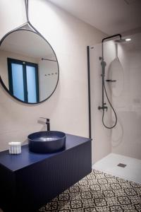 bagno con lavandino e specchio di NC APARTMENTS RAMBLA3 a Figueres