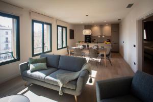 - un salon avec un canapé et une salle à manger dans l'établissement NC APARTMENTS RAMBLA3, à Figueres