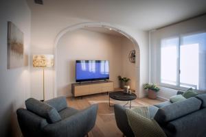 Televízia a/alebo spoločenská miestnosť v ubytovaní NC APARTMENTS RAMBLA3