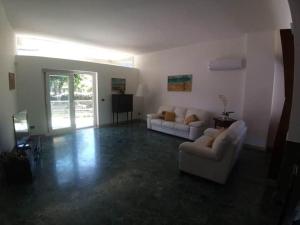Sala de estar con 2 sofás y TV en Villa Savoia Mondello en Mondello