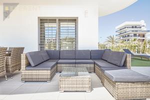 een patio met een blauwe bank en rieten stoelen bij Beferent Los Arenales playa in Arenales del Sol