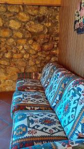 duas camas num quarto com uma parede de pedra em affittacamere 7nani em Barrea