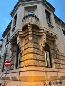 un bâtiment avec un escalier en colimaçon sur son côté dans l'établissement PALAZZO FIACCADORI - Historical Palace, à Reggio de Calabre