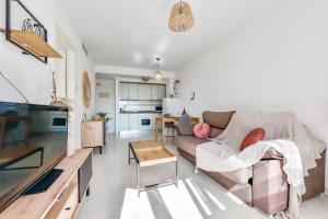 TV a/nebo společenská místnost v ubytování Apartamentos Zafiro Atico (3-12º-C)