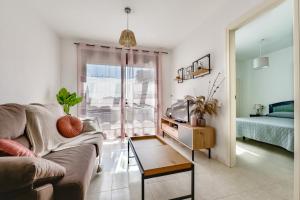 sala de estar con sofá y cama en Apartamentos Zafiro Atico (3-12º-C), en Calpe