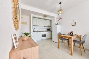 Kuchyň nebo kuchyňský kout v ubytování Apartamentos Zafiro Atico (3-12º-C)