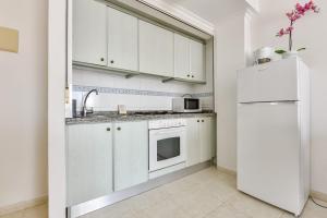 Kuchyň nebo kuchyňský kout v ubytování Apartamentos Zafiro Atico (3-12º-C)