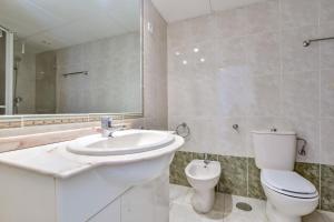 Koupelna v ubytování Apartamentos Zafiro Atico (3-12º-C)