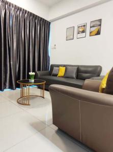 - un salon avec un canapé et une table dans l'établissement THE MAJESTIC IPOH B8 by ZamanJa, à Ipoh