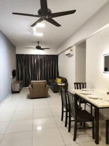sala de estar con ventilador de techo, mesa y sillas en THE MAJESTIC IPOH B8 by ZamanJa, en Ipoh