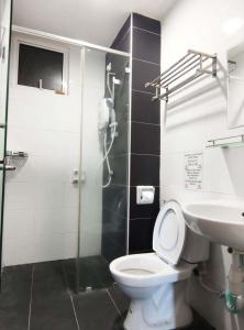 La salle de bains est pourvue d'une douche, de toilettes et d'un lavabo. dans l'établissement THE MAJESTIC IPOH B8 by ZamanJa, à Ipoh