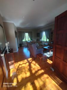 uma sala de estar com um sofá e uma mesa em Welbedacht Estate Self catering Accommodation em Port Elizabeth