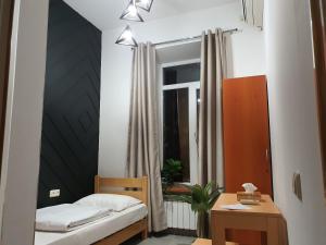 Ένα ή περισσότερα κρεβάτια σε δωμάτιο στο Envoy Hostel & Tours