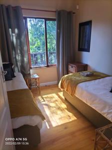 Welbedacht Estate Self catering Accommodation tesisinde bir odada yatak veya yataklar