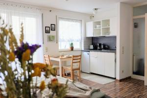 uma cozinha e uma sala de jantar com uma mesa e uma cozinha em Gemütliche Ferienwohnung in ruhiger Lage em Dresden