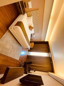 een badkamer met een wastafel en een bed in een kamer bij Dimora Kozhikode in Kozhikode