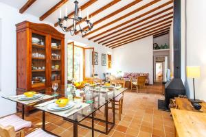 ห้องอาหารหรือที่รับประทานอาหารของ Beautiful House Ca Madò Maria with views of Bunyola