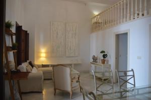 - un salon avec un canapé, une table et des chaises dans l'établissement Córdoba Cool Vailima 2, à Cordoue