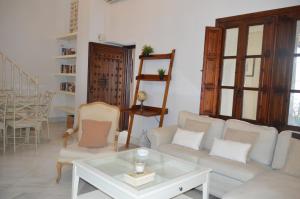 un salon avec un canapé, des chaises et une table dans l'établissement Córdoba Cool Vailima 2, à Cordoue