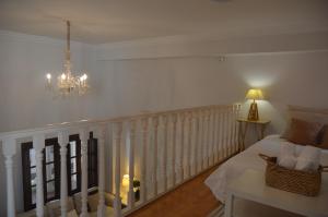 une chambre avec un lit et un lustre dans l'établissement Córdoba Cool Vailima 2, à Cordoue