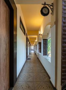un pasillo de una casa con suelo de baldosa en Valley View Grand Resort, Panhala - Premium Resort Hotel in Panhala, en Panhāla