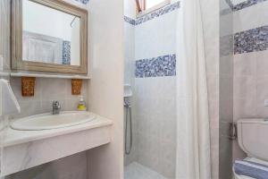 スタフィオスにあるIrida Apartmentsのバスルーム(洗面台、トイレ、シャワー付)