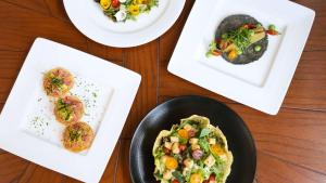 una mesa con tres platos de comida. en Hyatt Regency Villahermosa, en Villahermosa