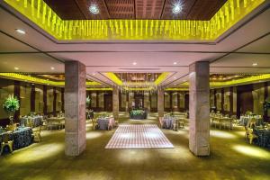 einen Bankettsaal mit lila Tischen und Stühlen in der Unterkunft Hyatt Regency Villahermosa in Villahermosa + 37 Fotos