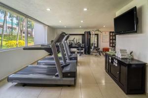 einen Fitnessraum mit Laufbändern und einem Flachbild-TV in der Unterkunft Hyatt Regency Villahermosa in Villahermosa