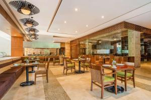 ein Esszimmer mit Holztischen und Stühlen in der Unterkunft Hyatt Regency Villahermosa in Villahermosa