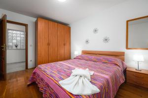 una camera da letto con un letto con due asciugamani bianchi di Stancija Amorozo 6 a Poreč (Parenzo)
