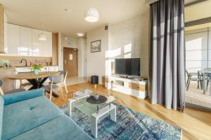Televízia a/alebo spoločenská miestnosť v ubytovaní Apartamenty Almar Diune