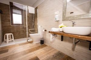 łazienka z umywalką i toaletą w obiekcie Apartamentos Casa Carin w mieście Cadavedo +37 zdjęć