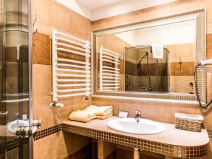 W łazience znajduje się umywalka i lustro. w obiekcie Hotel Stara Garbarnia we Wrocławiu