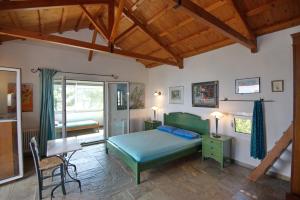 Giường trong phòng chung tại Villa Flora Views exciting imagination, 2 Apartments