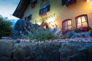 Un edificio con un cartel al costado. en DEVA Hotel Alpenglück, en Weißbach