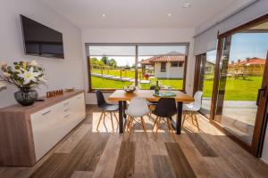 een keuken en eetkamer met een tafel en stoelen bij Apartamentos Casa Carin in Cadavedo