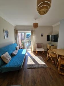 a living room with a blue couch and a table at Bramblhen in Nottingham