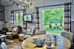 Posezení v ubytování Bramble Lodge Glamping