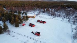 冬天的伊纳利湖移动小屋露营地