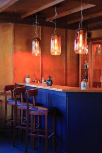 un bar con sillas y un mostrador azul con luces en Hotel Askania 1927 en Bad Wiessee