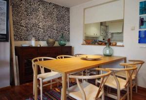 uma sala de jantar com uma mesa de madeira e cadeiras em Sleep y Stay Duplex Barri Vell em Girona