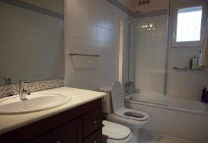 a bathroom with a sink and a toilet and a shower at Sleep y Stay Duplex Barri Vell in Girona