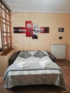 a bedroom with a bed and a dresser at Apartament Thermae in Bagni San Filippo