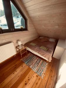 an overhead view of a bed in a tiny house at Chata w Szczyrku in Szczyrk