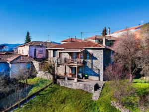 a house on a hill with a yard at Archontiko Mainalou in Vytina