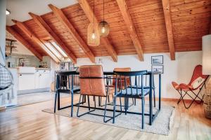una cocina con techos de madera y una mesa con sillas. en Sohana Lifestyle Apartments I Stefan's Home I Rust, en Rust