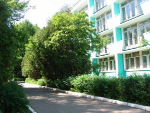 an empty street in front of a building at Sanatoriy Bobachevskaya Roshcha in Tver