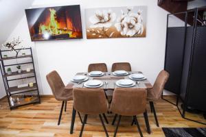 - une salle à manger avec une table et des chaises dans l'établissement Apartman Lily, à Brzeće