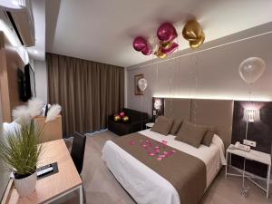 Habitación de hotel con cama y globos en el techo en Hotel Golden, en Benidorm